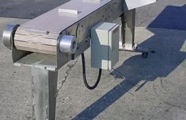 Объект: Передвижной пластинчатый конвейер для лотков с молоком